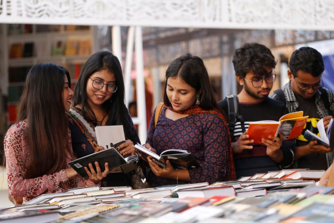 একুশে বইমেলায় দর্শনার্থীরা। ফাইল ফটো