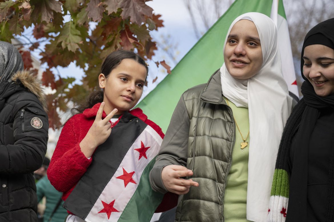 জয়সূচক চিহ্ন দেখাচ্ছে এক সিরীয় কিশোরী