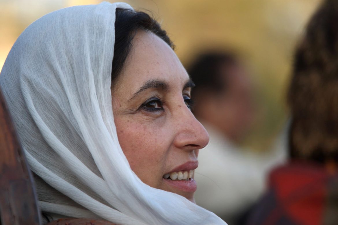 নিহত হওয়ার আগ মুহূর্তে বেনজির ভুট্টো। ২৭ ডিসেম্বর ২০০৭