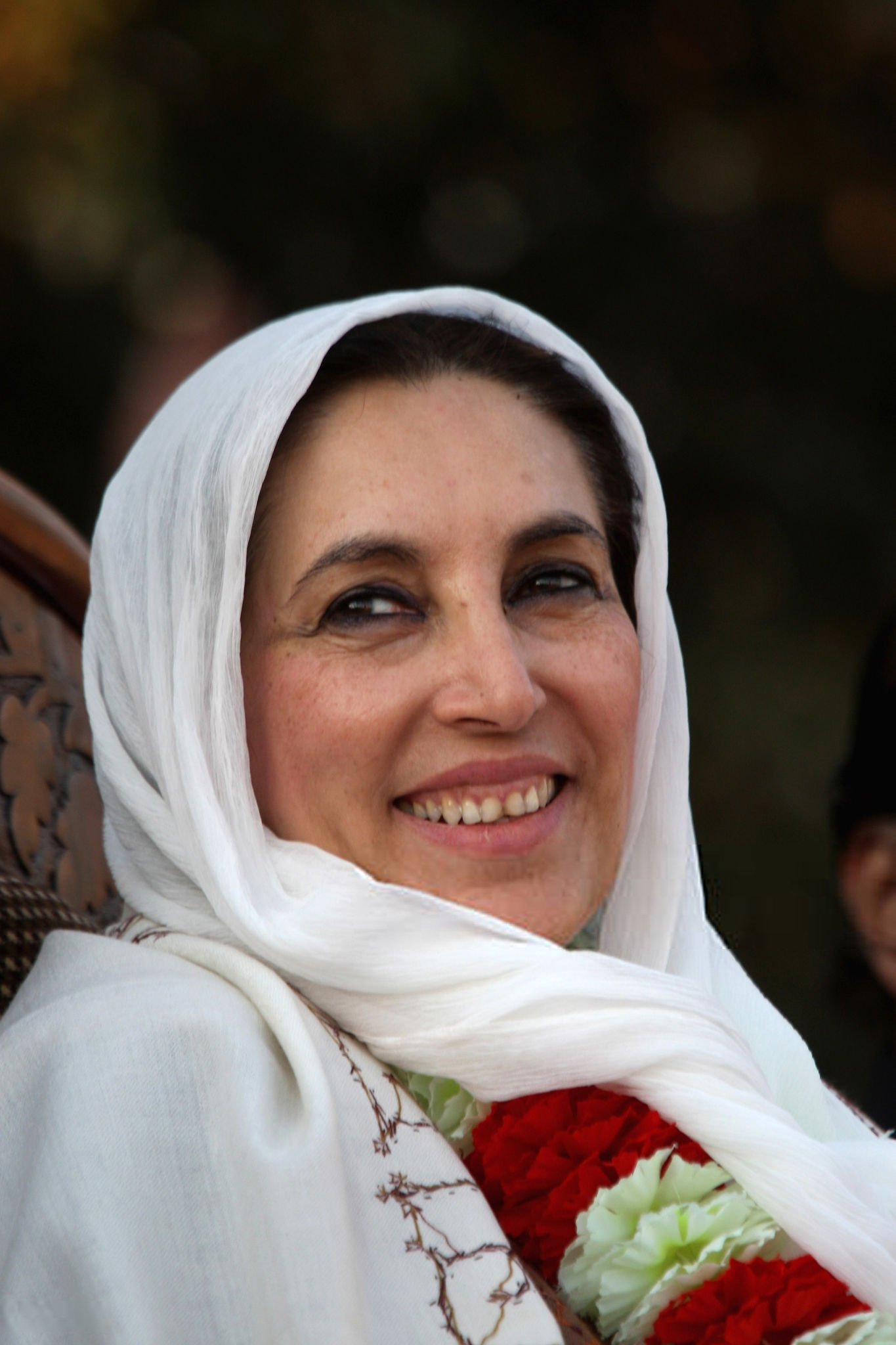 নিহত হওয়ার আগ মুহূর্তে হাস্যোজ্জ্বল বেনজির ভুট্টো। ২৭ ডিসেম্বর ২০০৭