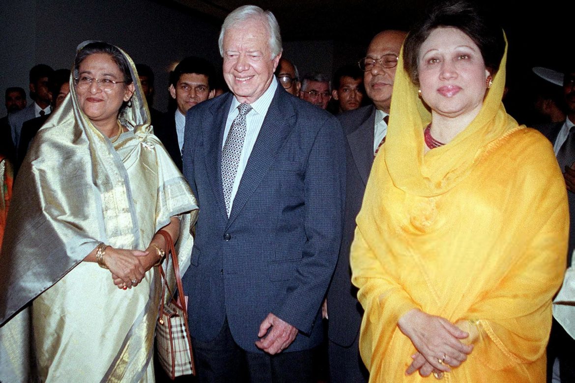 জিমি কার্টারের সঙ্গে খালেদা জিয়া ও শেখ হাসিনা। ২০০১ সালের ২ আগস্ট ঢাকায় তোলা ছবি।