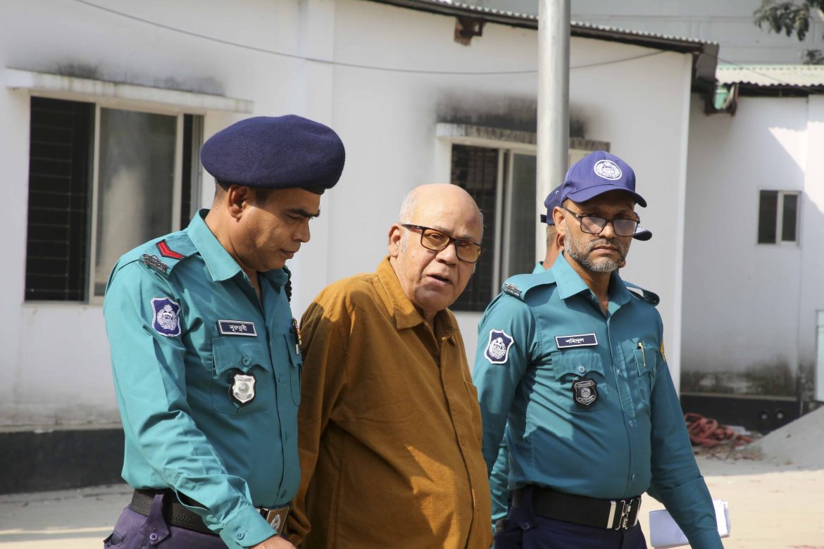 ট্রাইবুনাল প্রাঙ্গণে কামরুল ইসলাম