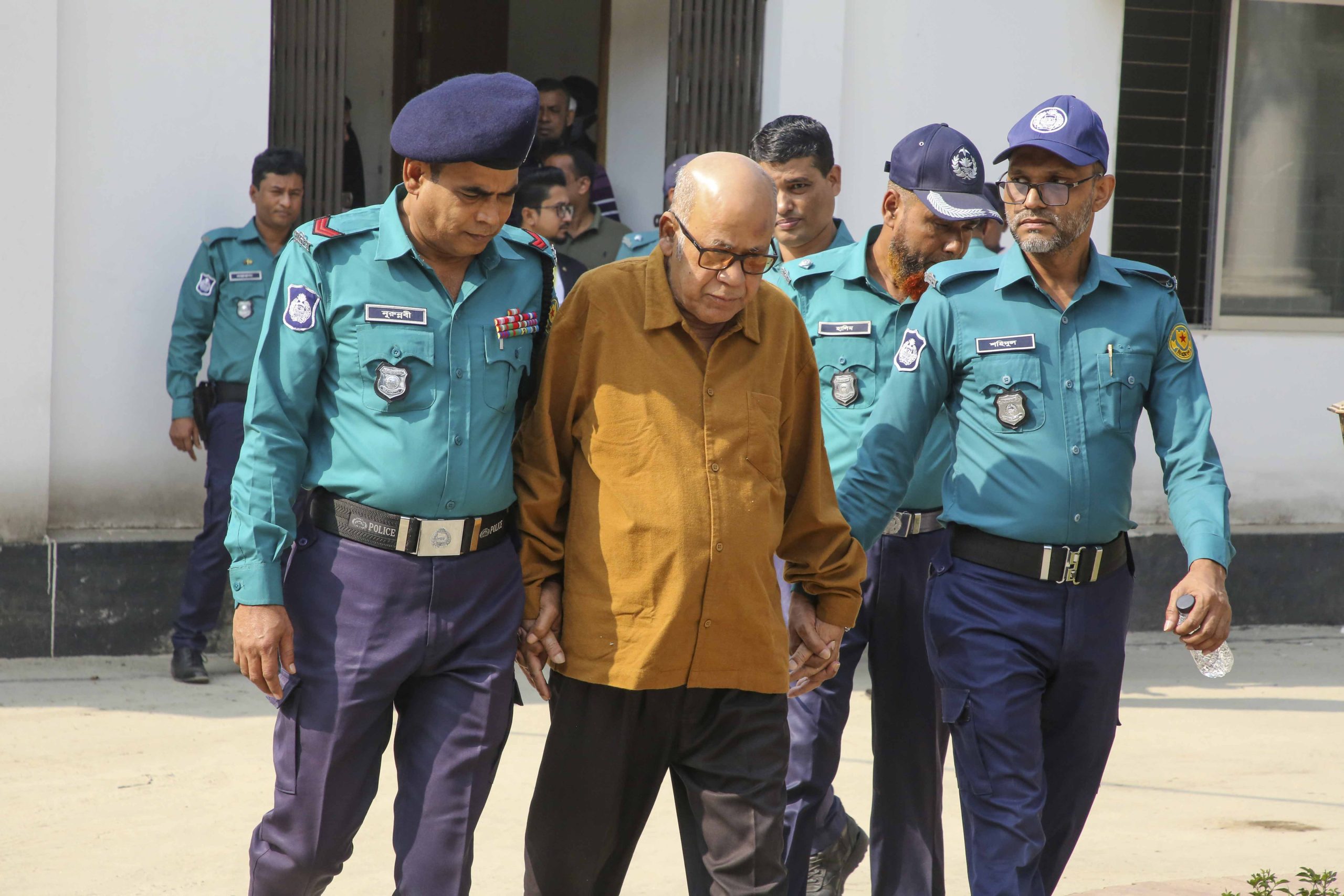 ট্রাইবুনাল প্রাঙ্গণে কামরুল ইসলাম