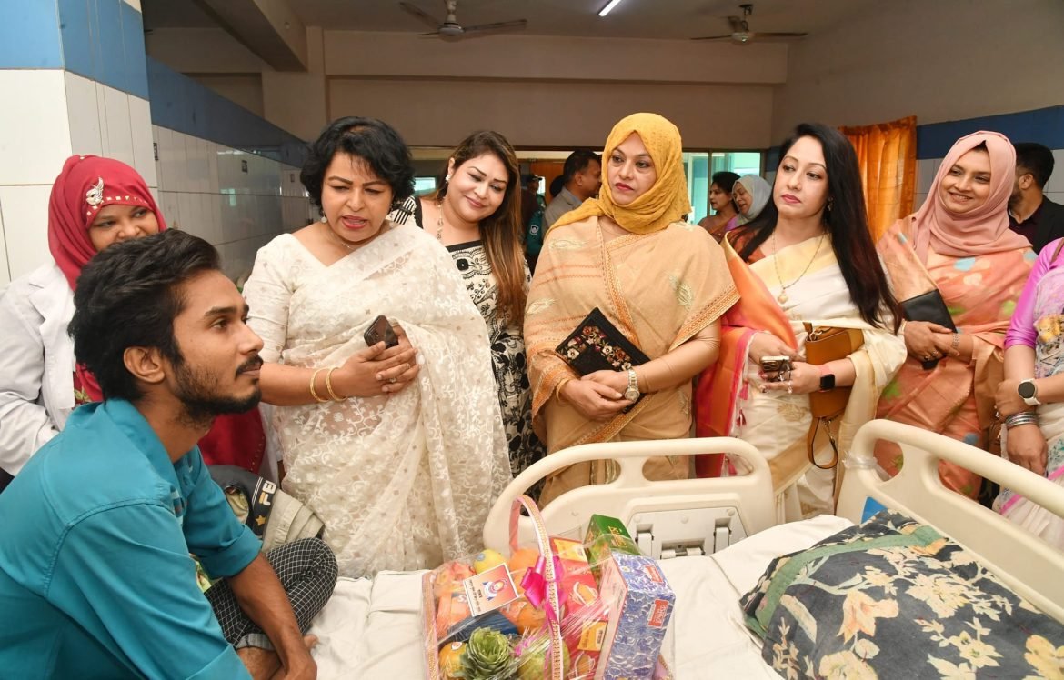 আহতদের খোঁজ নিচ্ছেন পুনাক সভানেত্রী আফরোজা হেলেন