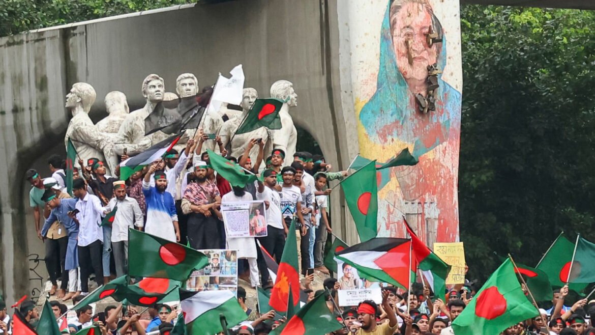 টিএসসিতে শেখ হাসিনার ‘ঘৃণাস্তম্ভের’ গ্রাফিতি। ফাইল ফটো