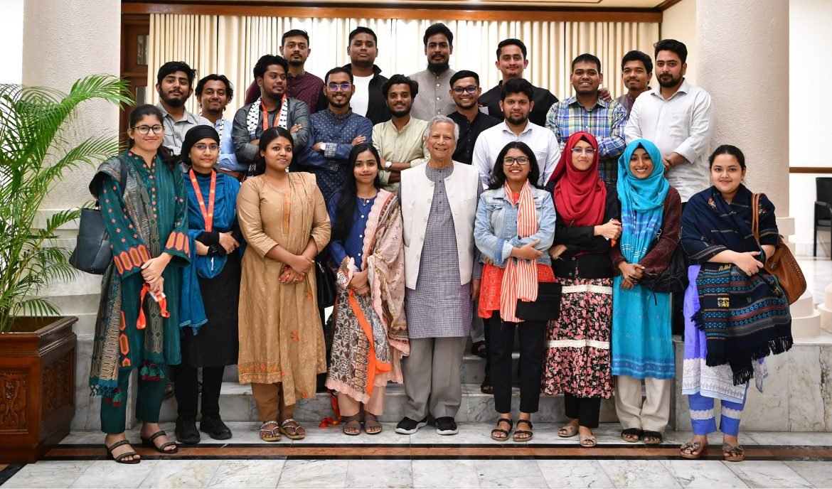 বৈঠক শেষে ছাত্রদের সঙ্গে প্রধান উপদেষ্টা।