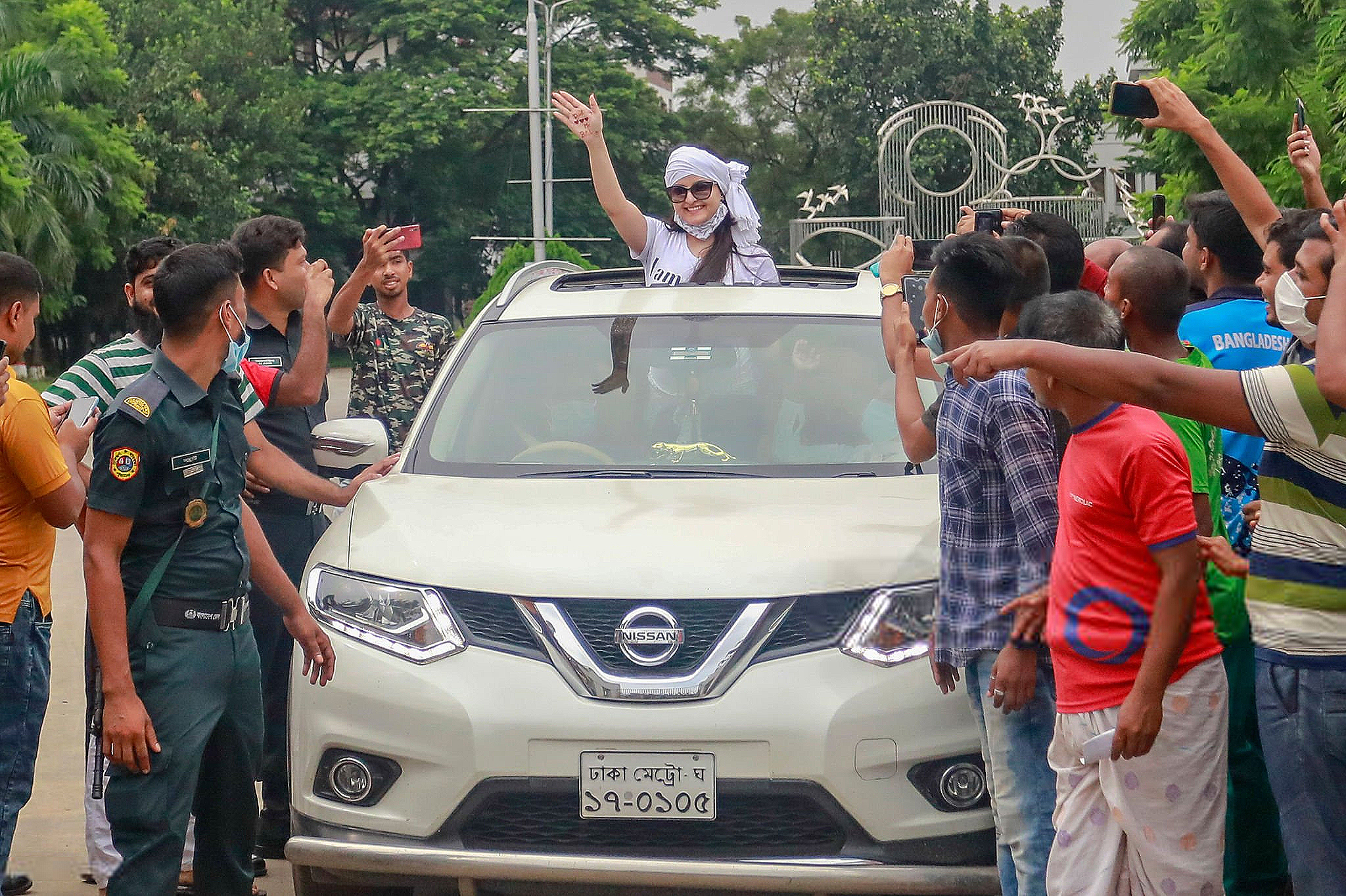 কাশিমপুর কারাগার থেকে ছাড়া পাওয়ার পর পরীমনি। ২০২১ সালের ১ সেপ্টেম্বর তোলা ছবি।