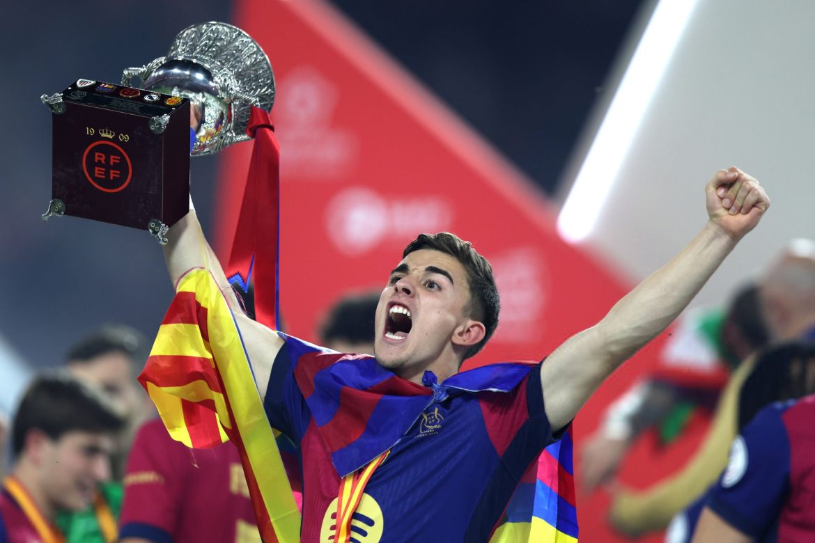 ট্রফি নিয়ে গাভির উল্লাস