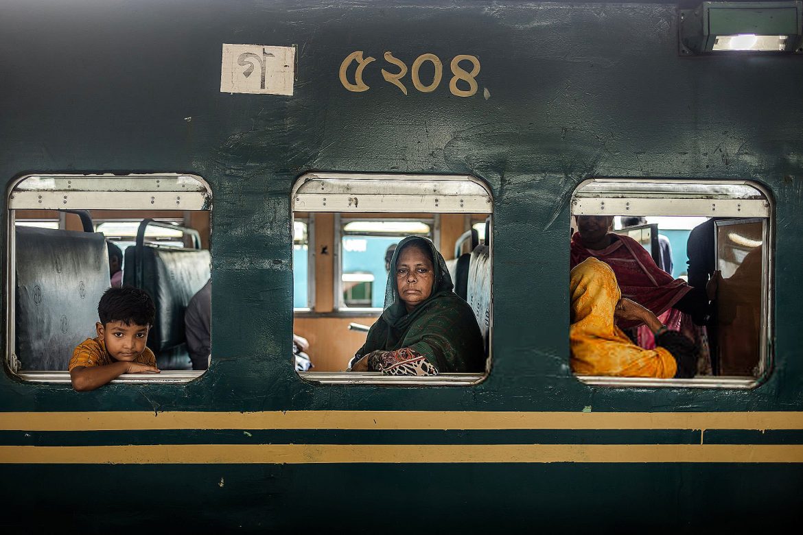 ট্রেন ছাড়ার অপেক্ষায় যাত্রীরা। কমলাপুর স্টেশন। ফাইল ফটো।