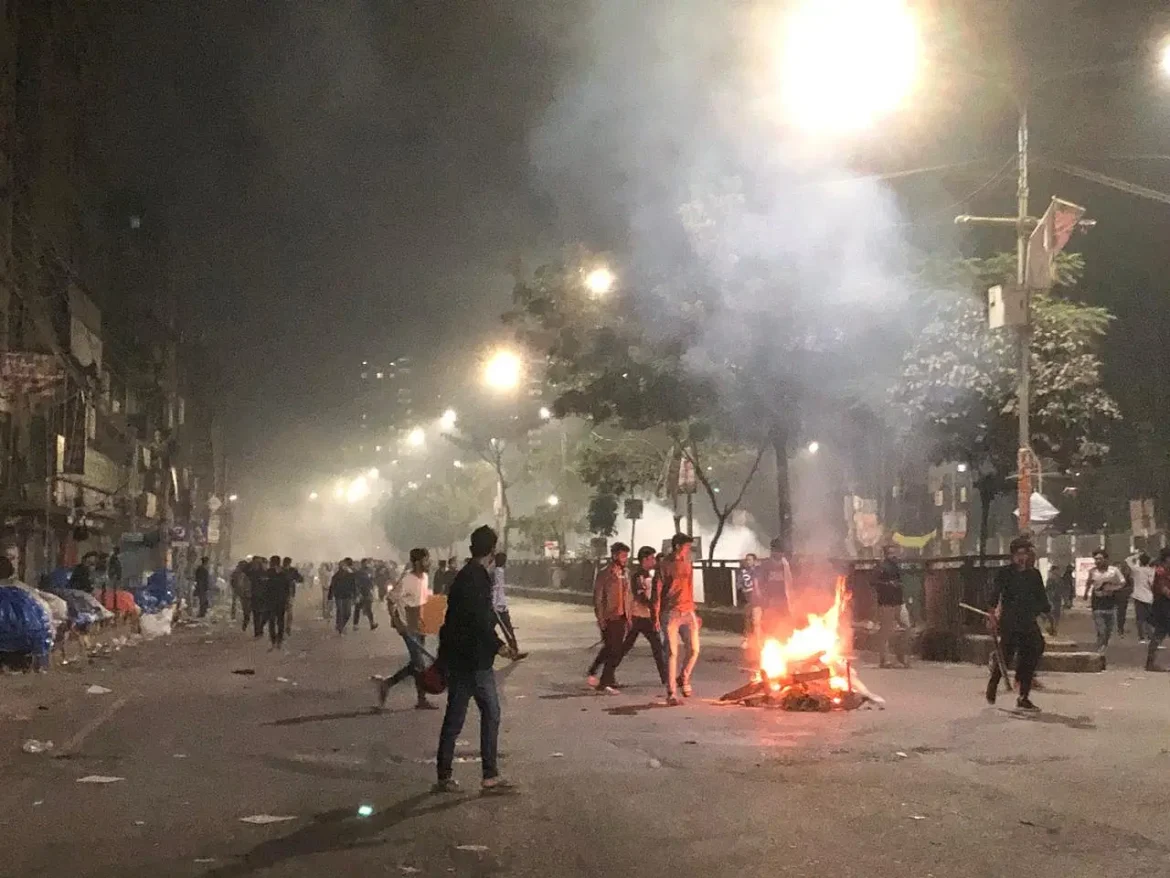 পাল্টাপাল্টি ধাওয়ার মধ্যে সড়কে আগুন জ্বালিয়েছেন সাত কলেজের শিক্ষার্থীরা।