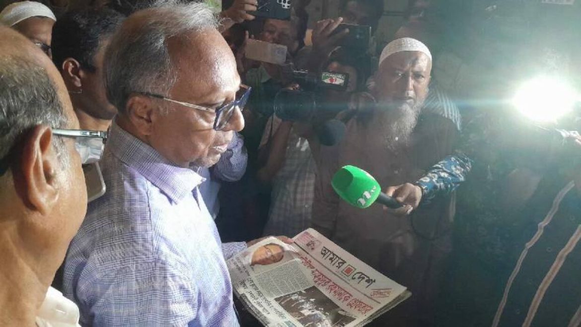 আমার দেশ-এর কপি হাতে মাহমুদুর রহমান। ফাইল ফটো