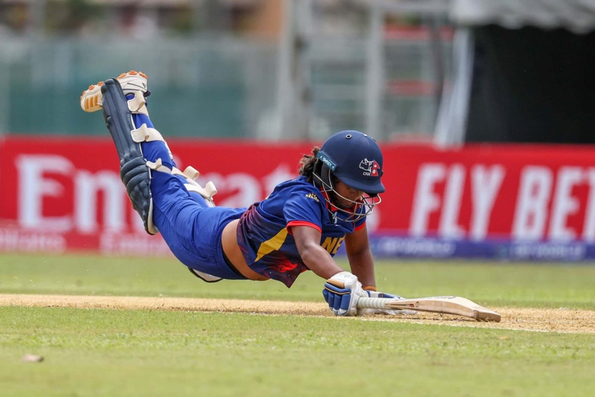 পূজা মাহাতোর রান আউট থেকে বাঁচার চেষ্টা