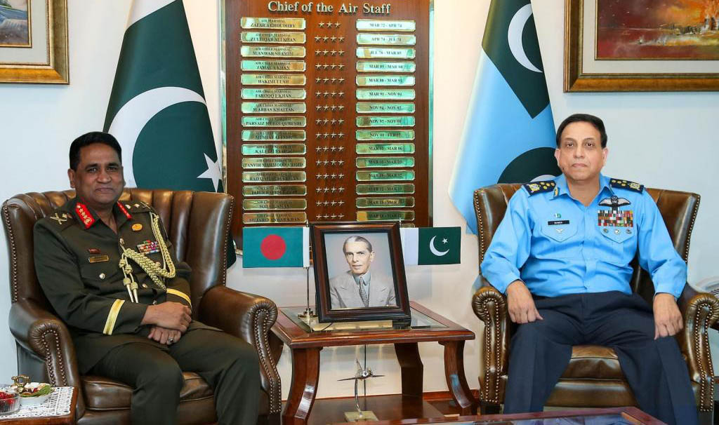 লেফটেন্যান্ট কামরুল হাসান ও পাকিস্তানের বিমান বাহিনী প্রধান