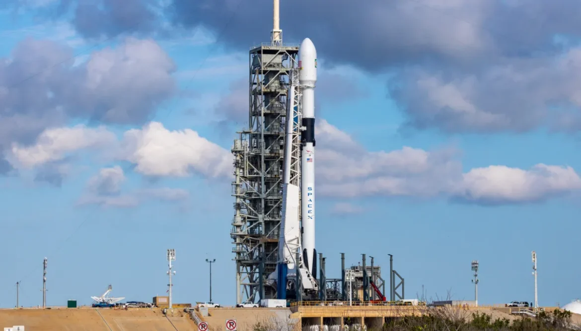 স্পেসএক্সের প্রথম ব্লক ৫ ফ্যালকন রকেট কেপ ক্যানাভেরালের লঞ্চপ্যাডে উল্লম্বভাবে স্থাপন। ছবি, স্পেসনিউজ