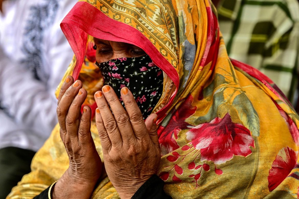 প্রথম পর্বের শেষ দিনে মোনাজাতরত এক নারী