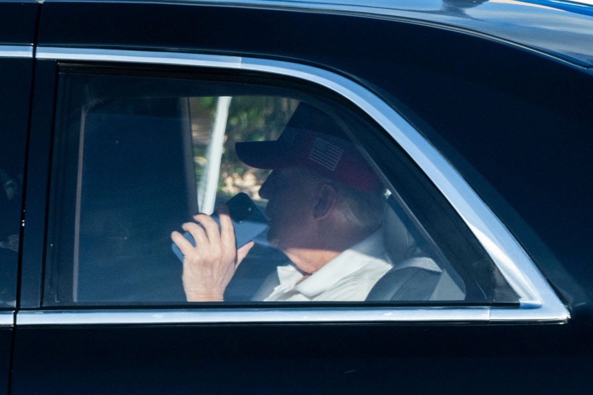 ওয়েস্ট পাম বিচের ইন্টারন্যাশনাল গলফ ক্লাবে টাইগার উডসের সঙ্গে গলফ খেলতে যাচ্ছেন প্রেসিডেন্ট ডোনাল্ড ট্রাম্প। ২০২৫ সালের ৯ ফেব্রুয়ারি তোলা ছবি।