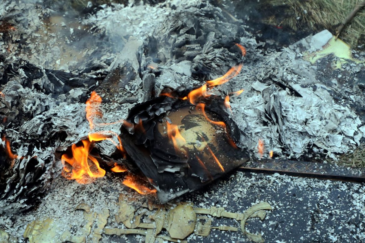 পুড়ছে শেখ মুজিবুর রহমানের ছবি। ৬ ফেব্রুয়ারি ধানমন্ডির ৩২ নাম্বারে তোলা ছবি।