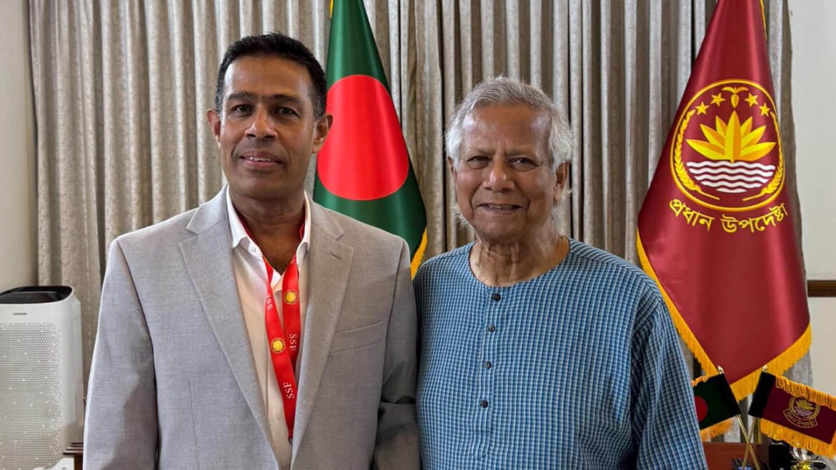 প্রধান উপদেষ্টা মুহাম্মদ ইউনূসের সঙ্গে মনির হয়দার। ফাইল ফটো