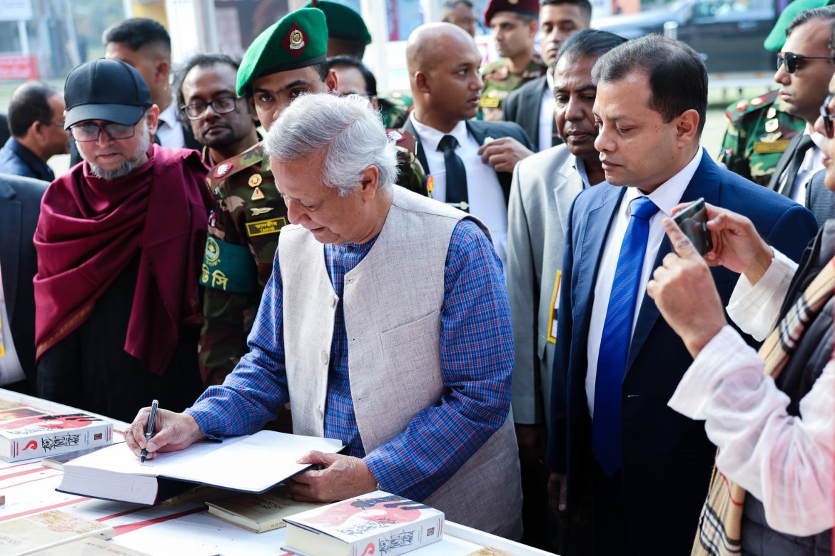 বইমেলা ২০২৫ উদ্বোধন শেষে অটোগ্রাফ দিচ্ছেন মুহাম্মদ ইউনূস।