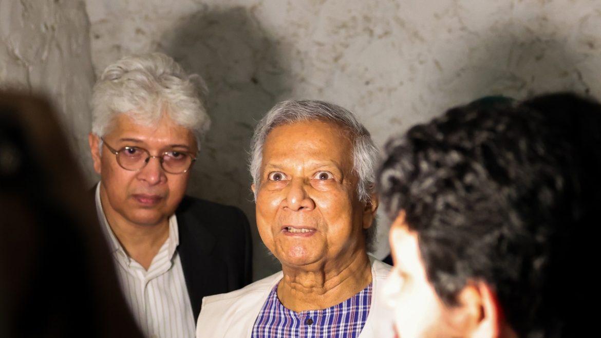 আয়নাঘর পরিদর্শনরত মুহাম্মদ ইউনূস।