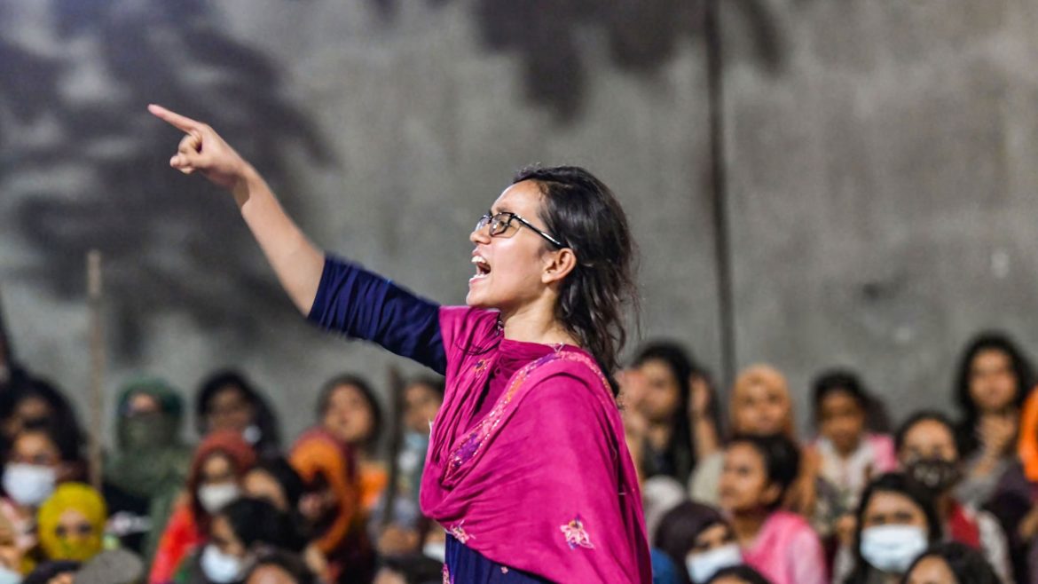 স্লোগান দিচ্ছেন এক নারী, ২০২৪ সালের ১৬ জুলাই তোলা ছবি, ঢাবির রোকেয়া হলের সামনে।