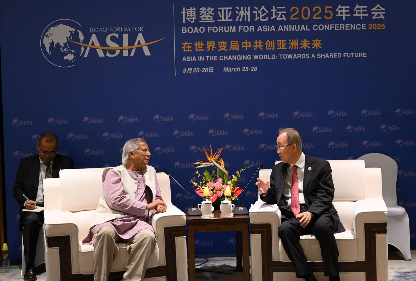 জাতিসংঘের সাবেক মহাসচিব বান কি-মুনের সঙ্গে প্রধান উপদেষ্টা মুহাম্মদ ইউনূস