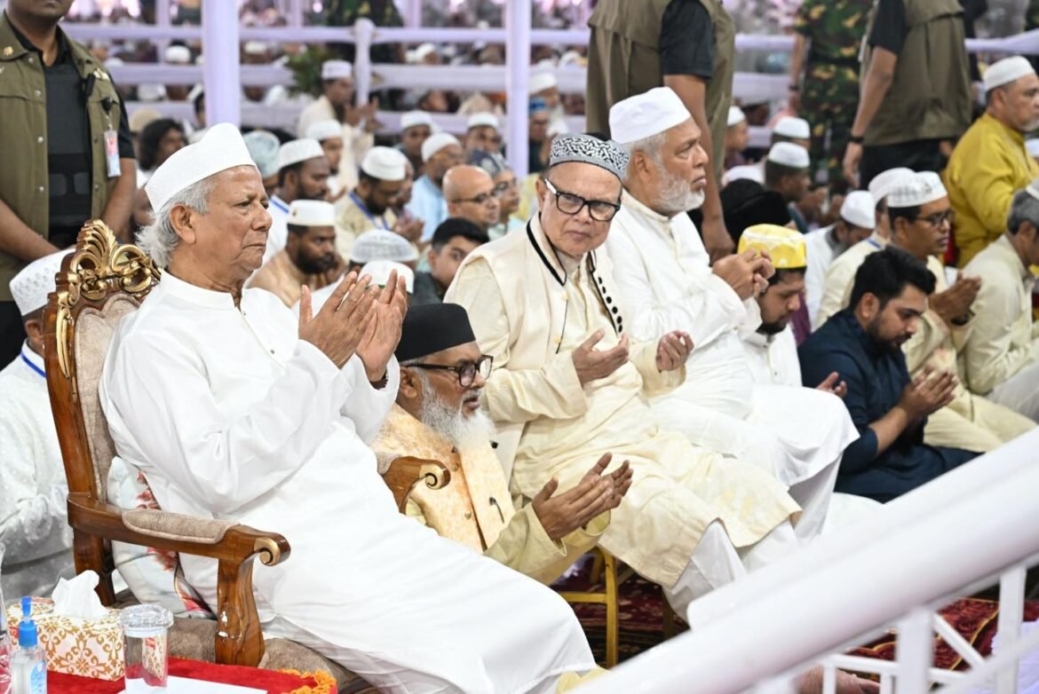 ঈদের নামাজ শেষে মোনাজাতরত প্রধান উপদেষ্টা