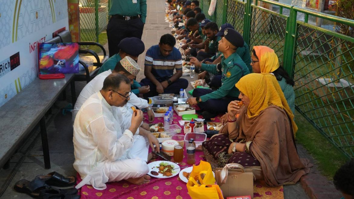 বসুন্ধরা সিটির সামনে রাস্তায় সস্ত্রীক ইফতার করছেন ডিএমপি কমিশনার সাজ্জাত আলী