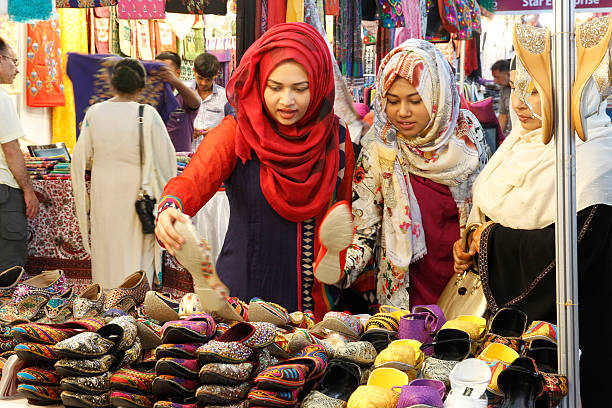ঈদের জুতা কেনাকাটার দৃশ্য