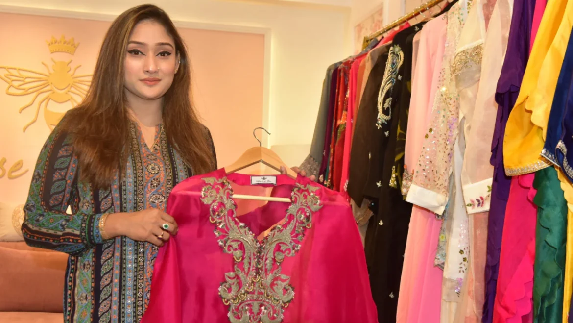 হাউস অব বি’র মালিক তামান্না মহসীন মৌ একজন ফ্যাশন ডিজাইনার, নিজেই কাপড়ের ডিজাইন করেন এবং সেগুলোতে দক্ষ কারিগরদের দিয়ে হাতে কাজ করান।