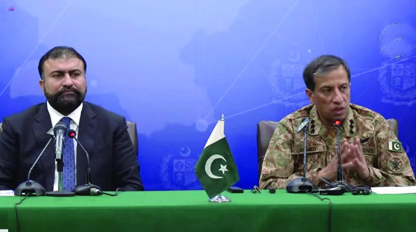 সংবাদ সম্মেলনে কথা বলছেন পাকিস্তান আইএসপিআরের মহাপরিচালক