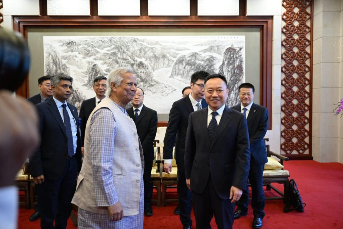 চীনের পানিসম্পদমন্ত্রী লি গোওয়িংয়ের সঙ্গে প্রধান উপদেষ্টা মুহাম্মদ ইউনূস