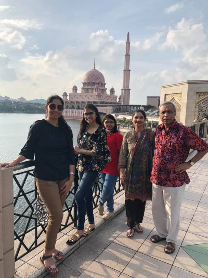 নাঈমুল ইসলাম খান, নাসিমা খান মন্টি ও তাদের তিন কন্যা।