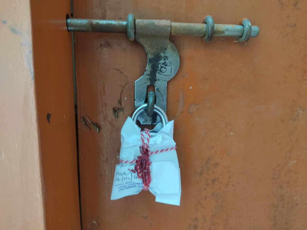 মঙ্গলবার সকাল সাড়ে ১০টার দিকে বিশ্ববিদ্যালয়ের রেজিস্ট্রারের নির্দেশে কক্ষটি সিলগালা করা হয়।