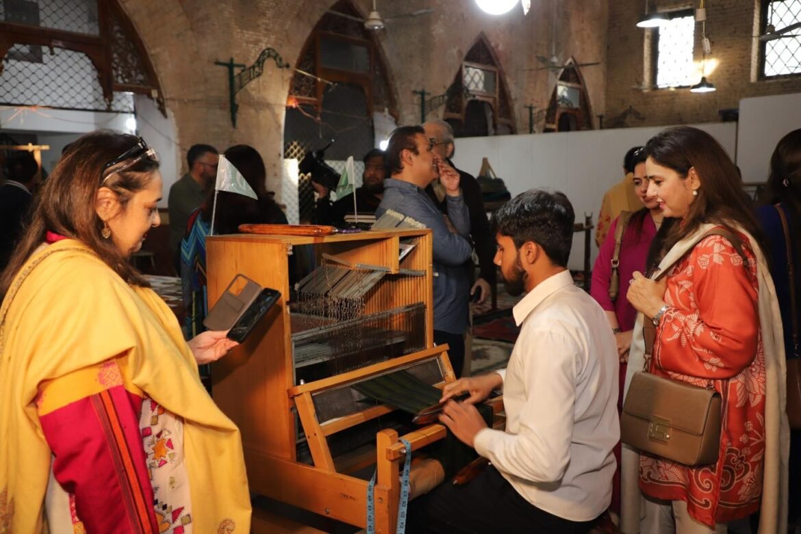 ওয়ালড সিটি লাহোর অথরিটির প্রতিনিধিদলের একাংশ