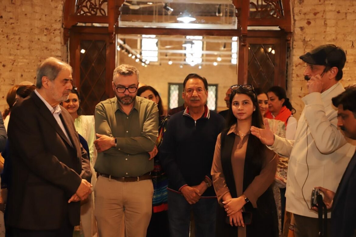 ওয়ালড সিটি লাহোর অথরিটির প্রতিনিধিদলের একাংশ