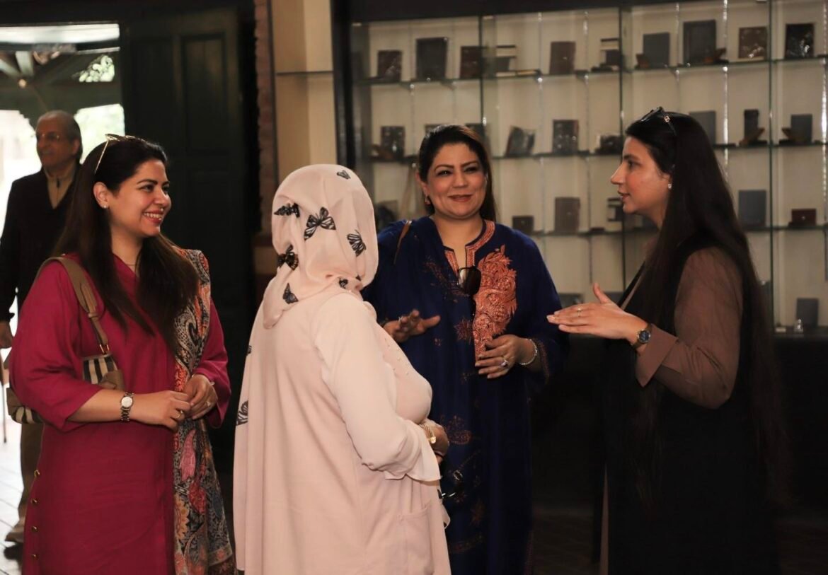 ওয়ালড সিটি লাহোর অথরিটির প্রতিনিধিদলের একাংশ