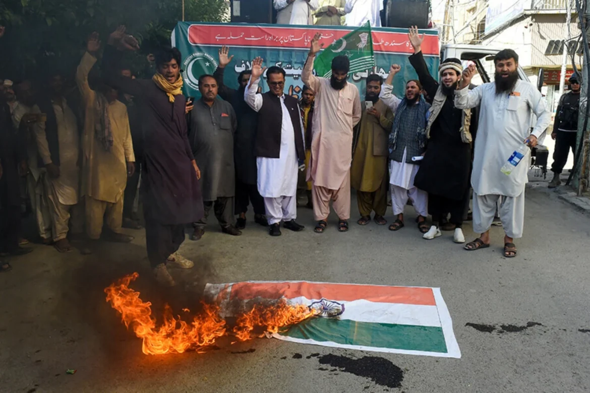 কোয়েটায় ভারতের পতাকায় আগুন দিয়ে ক্ষোভ প্রকাশ