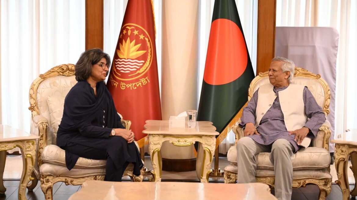 ঢাকায় প্রধান উপদেষ্টা মুহাম্মদ ইউনূসের সঙ্গে সাক্ষাৎ করেন পাক পররাষ্ট্র সচিব আমনা বেলুচ