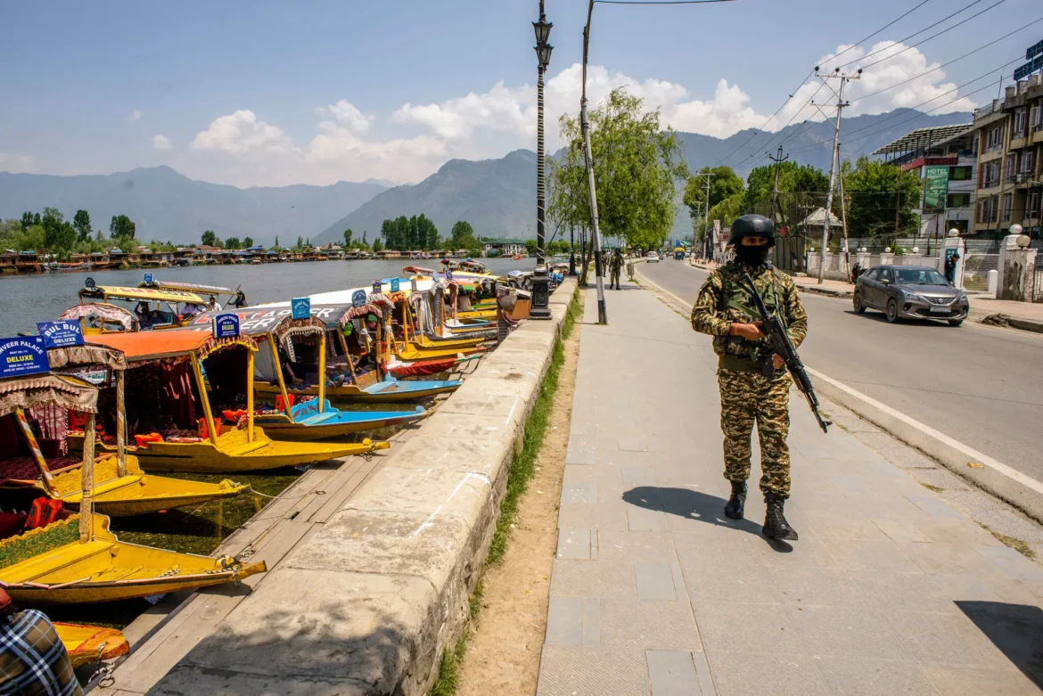 "শনিবার ভারতের শ্রীনগরে ডাল লেকের তীরে একজন ভারতীয় আধাসামরিক বাহিনীর সৈনিক।"