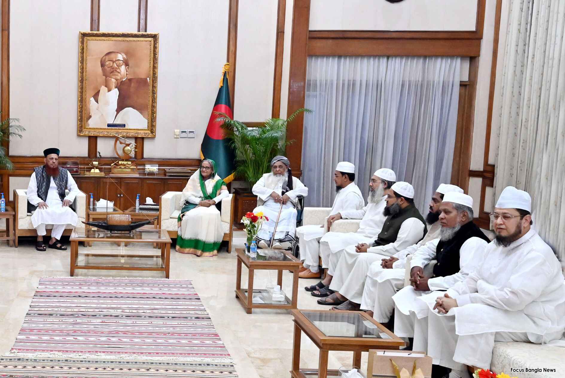 বাংলাদেশ খেলাফত আন্দোলনের আমীর আতাউল্লাহ হাফেজ্জীসহ নেতাদের সঙ্গে প্রধানমন্ত্রী শেখ হাসিনা