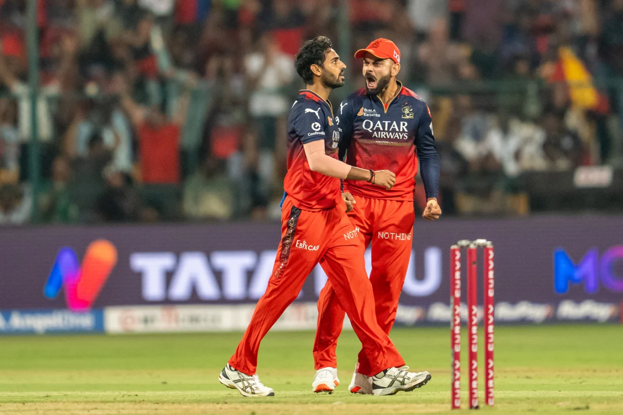 শুভমান গিলের উইকেট উদযাপন করছেন ভুবনেশ্বর কুমার ও বিরাট কোহলি