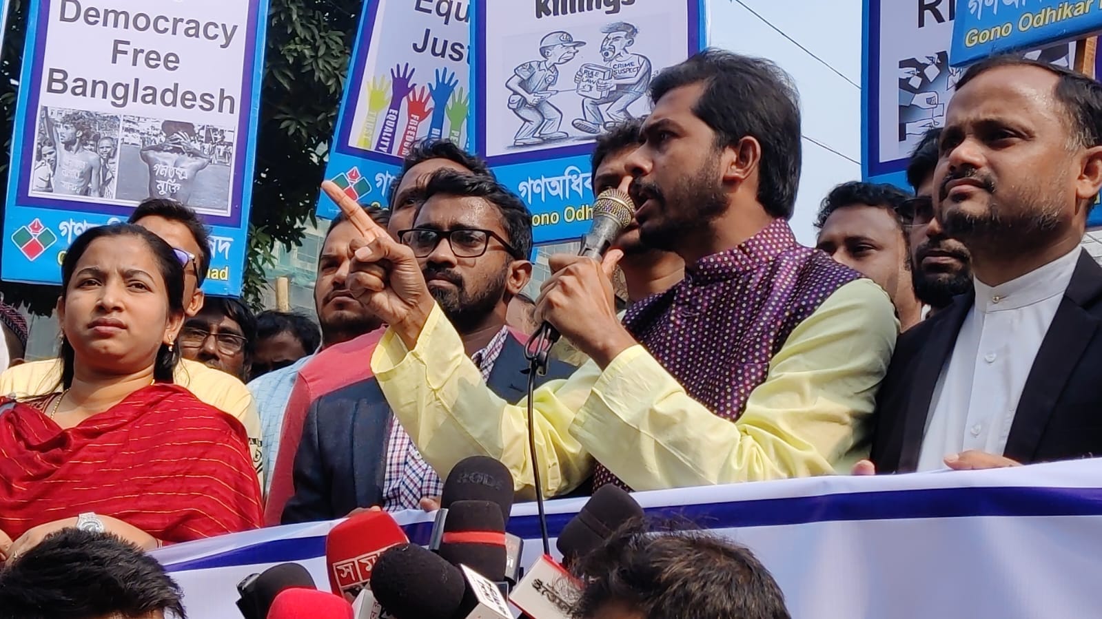 নুরুল হক নুর ও রাশেদ খানের সঙ্গে রাজনৈতিক কর্মসূচিতে ফাতিমা তাসনিম