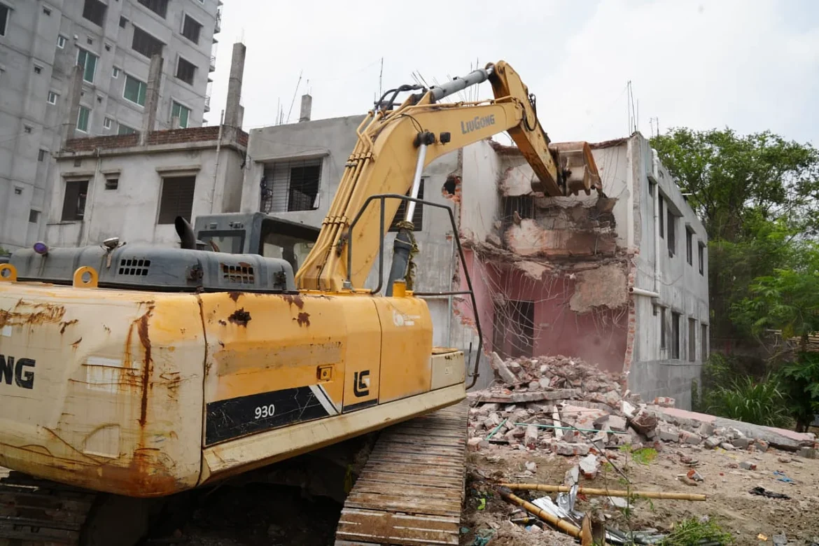 হাইক্কার খালে ভবন উচ্ছেদ