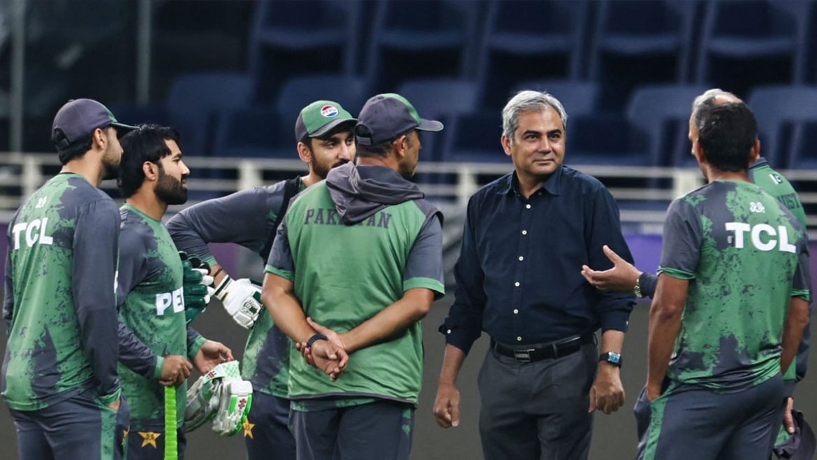 সদ্য সমাপ্ত চ্যাম্পিয়ন্স ট্রফি চলাকালে দুবাইর মাঠে ক্রিকেটারদের সঙ্গে সলাপরামর্শ করছেন নকভী