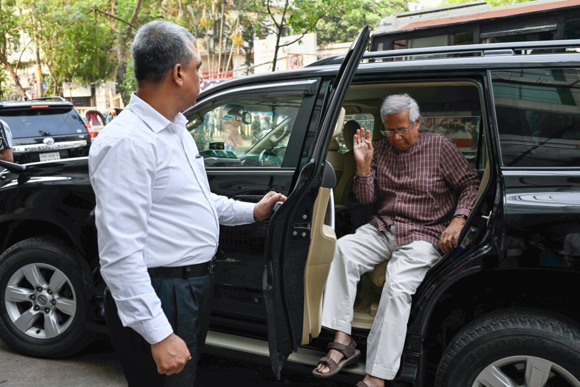 নোবেল শান্তি পুরস্কারজয়ী অর্থনীতিবিদ মুহাম্মদ ইউনূস বৃহস্পতিবার, ২ মে ২০২৪, ঢাকার একটি আদালতে শুনানিতে অংশ নিতে যাওয়ার পথে।