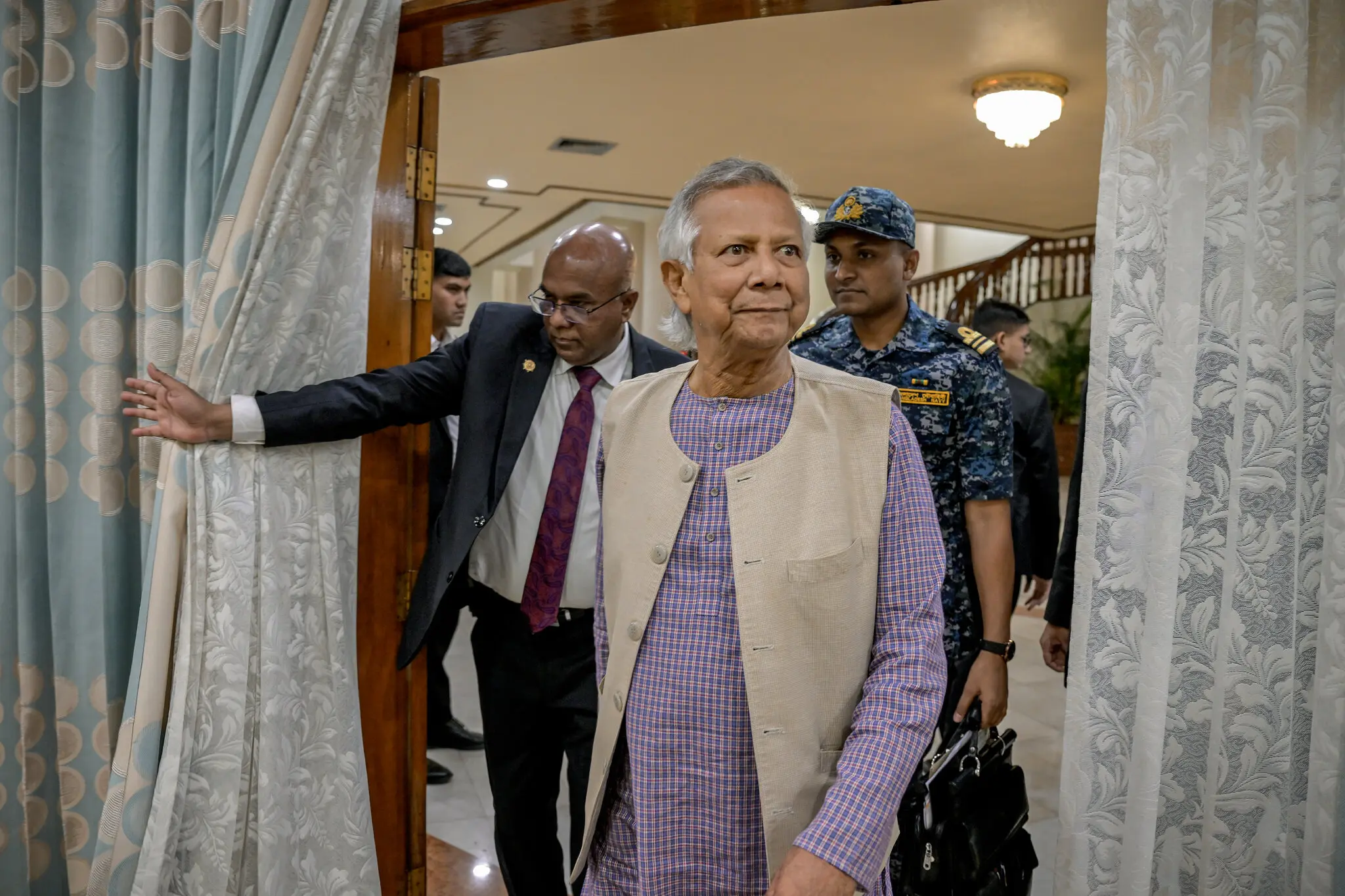 বাংলাদেশের অন্তর্বর্তীকালীন নেতা মুহাম্মদ ইউনূসকে কিছু লোক ইসলামী কট্টরপন্থীদের প্রতি অতিরিক্ত নরম থাকার অভিযোগ করেছেন।