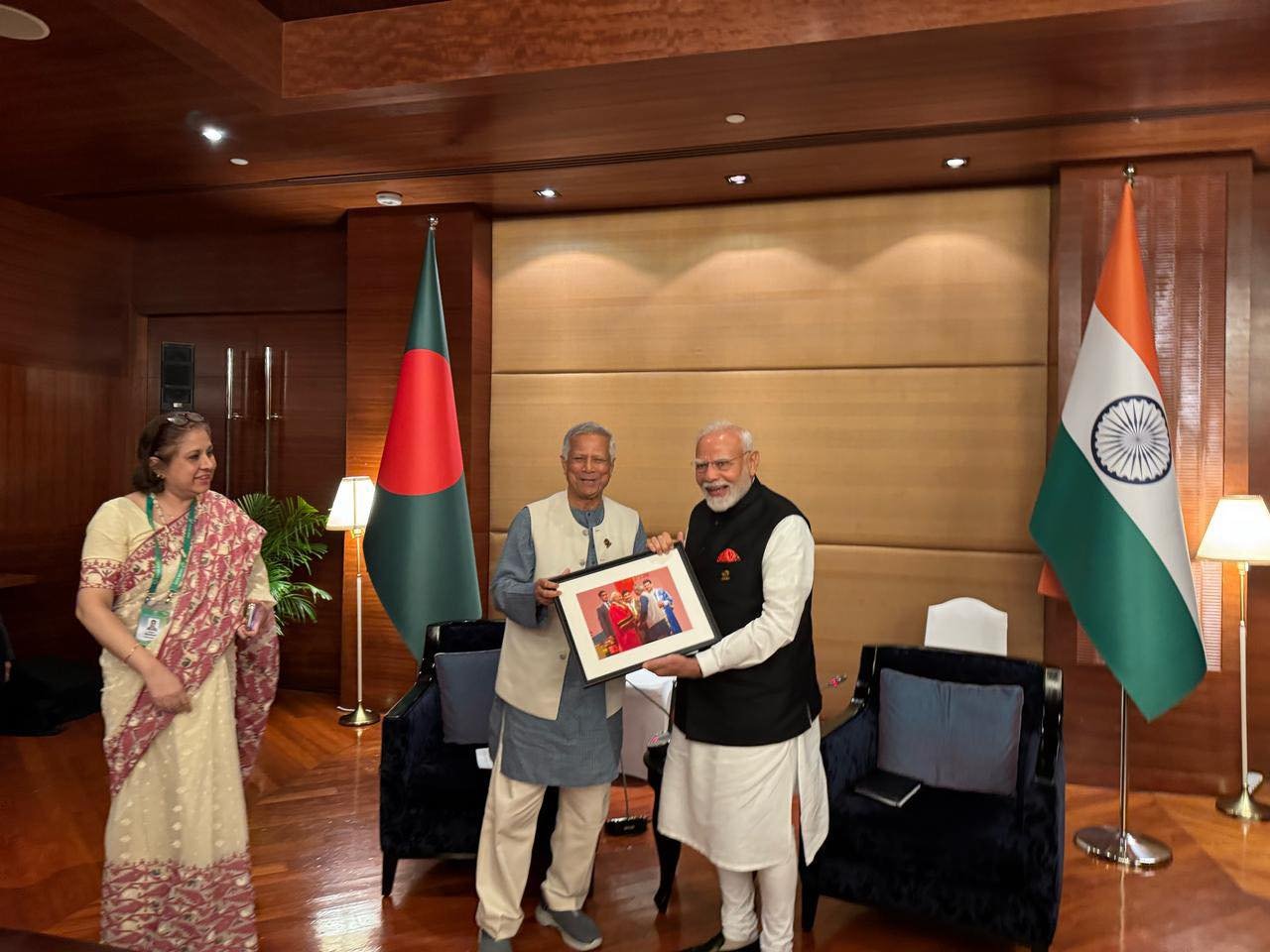 নরেন্দ্র মোদিকে নিজেদের একটি পুরনো ছবি উপহার দেন মুহাম্মদ ইউনূস