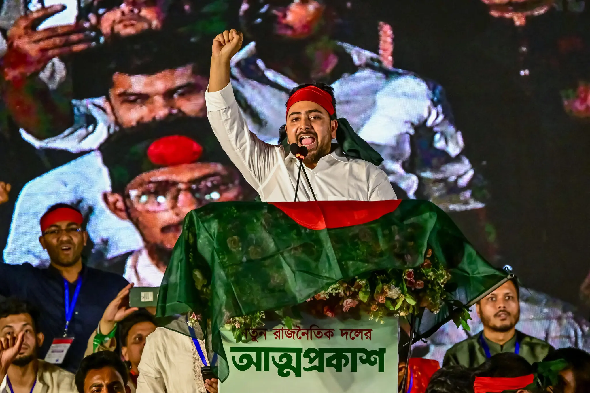 নতুন রাজনৈতিক দল এনসিপির আত্মপ্রকাশ অনুষ্ঠানে বক্তব্য রাখছেন নাহিদ ইসলাম।