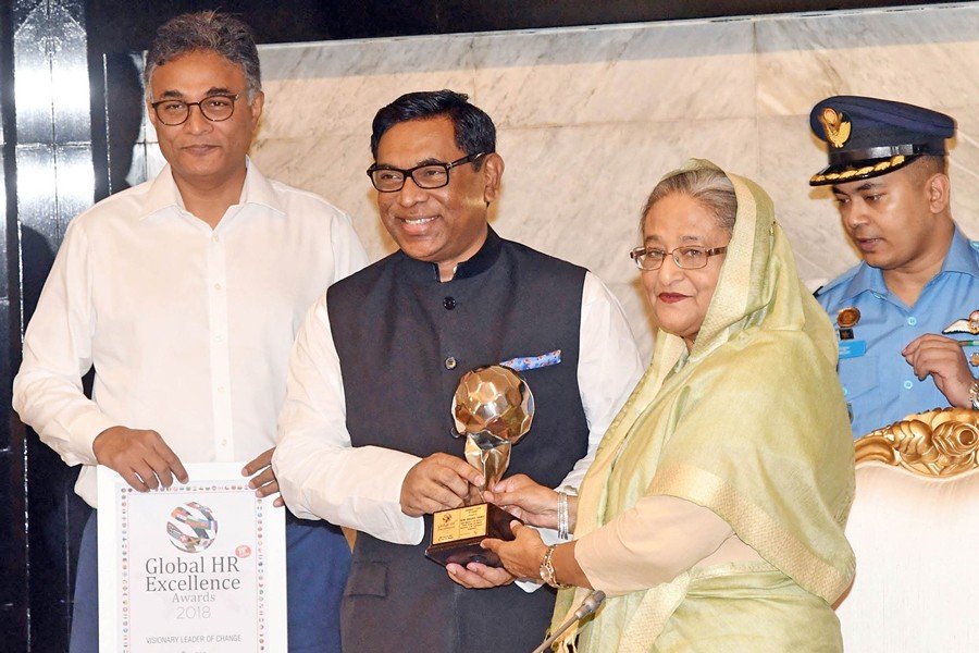 শেখ হাসিনা পরিবারের ‘ক্যাশিয়ার’ হিসেবে পরিচিতি পাওয়া এ প্রতিমন্ত্রী বর্তমানে কলকাতায় আছেন বলে বিভিন্ন সূত্রে জানা গেছে।